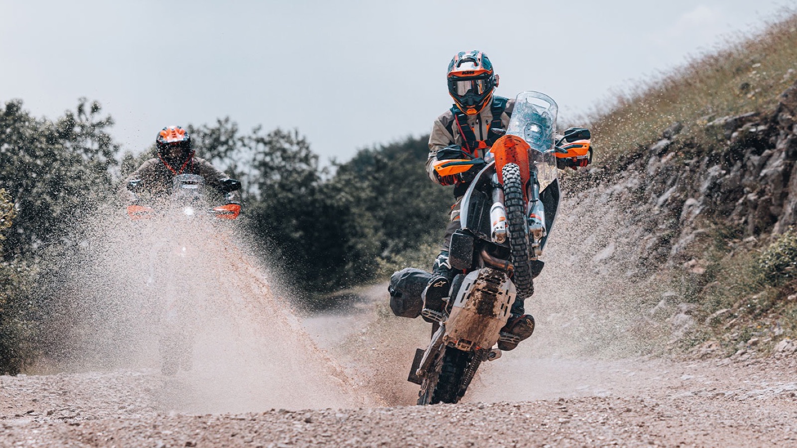 KTM 690 RALLY 2027 pri dynamickej jazde mimo asfaltu