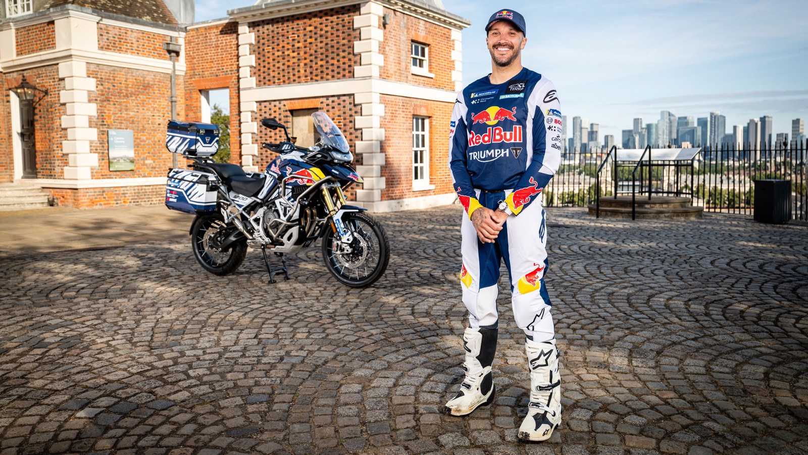 Sam Sunderland s motocyklom Triumph Tiger 1200 Rally Explorer