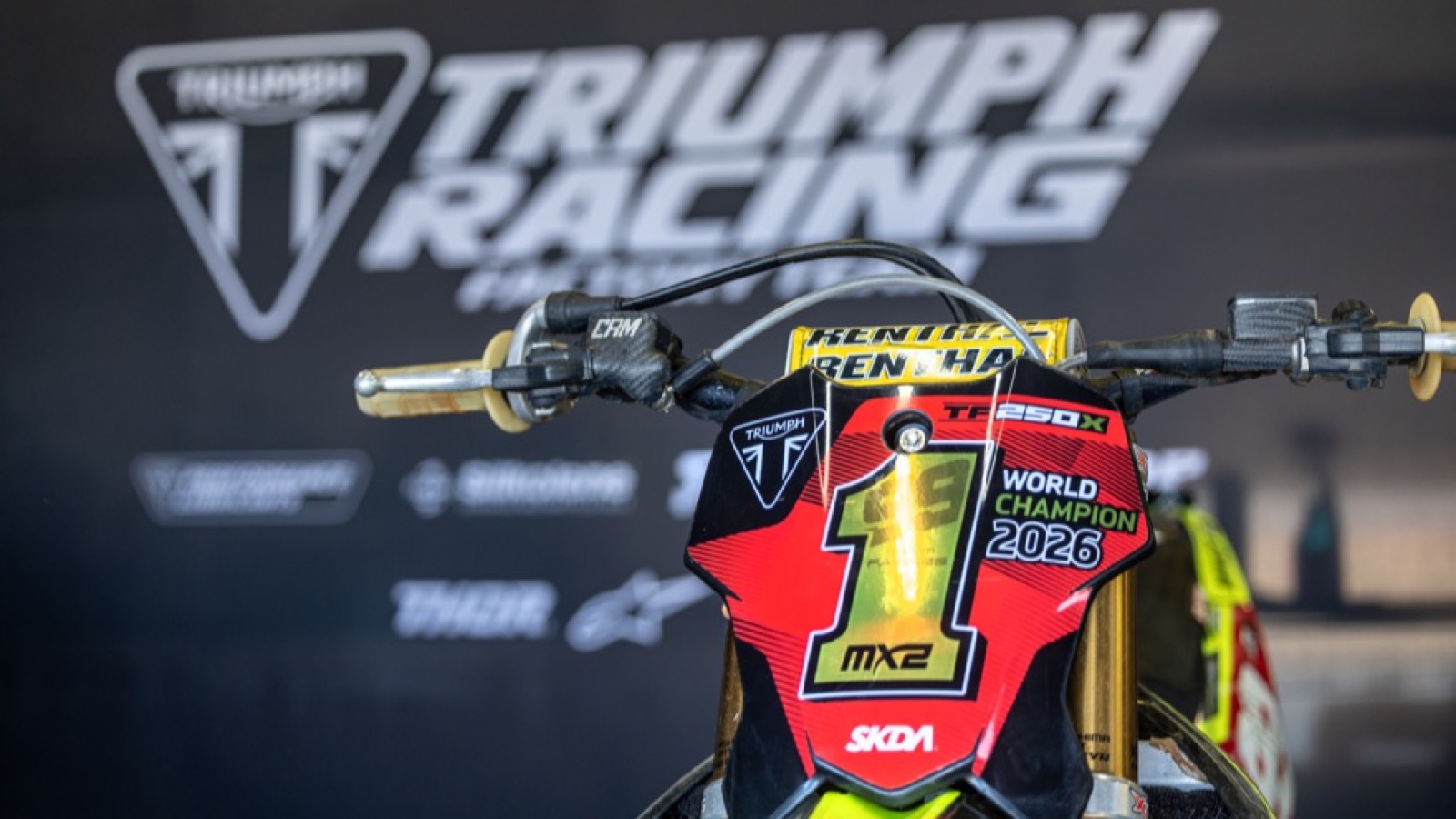 Majstrovský motocykel Triumph TF 250-X s číslom jeden