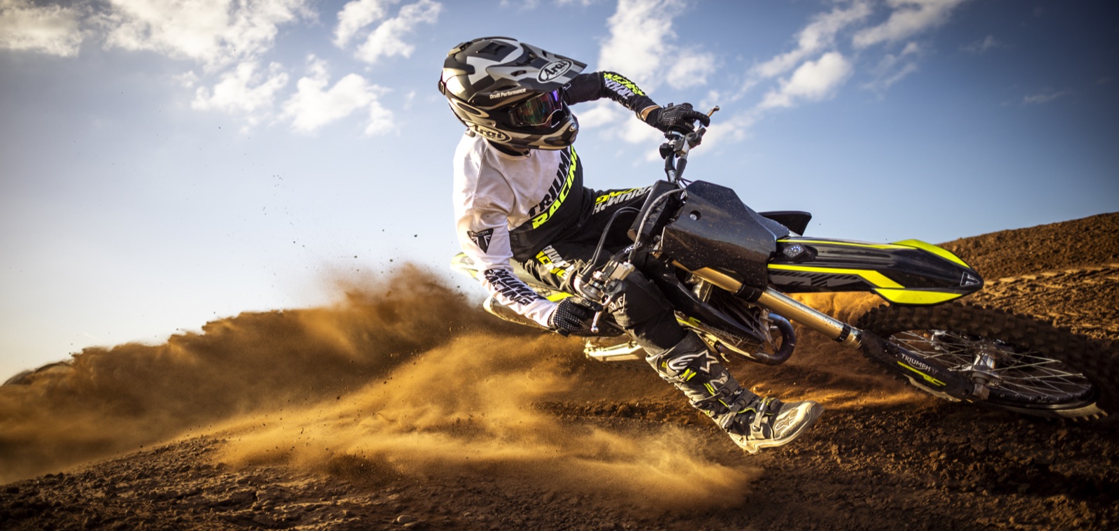 Motocrossový Triumph TF 250-X 2027 v novom čiernom dizajne